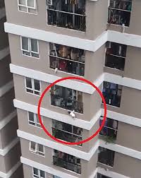 Ngay sau đó, cháu bé rơi tự do xuống, tôi chỉ kịp đỡ cháu để bé không rơi thẳng xuống đất…anh. Gncggstb07xzsm