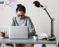 Um ihre arbeiten von zuhause aus in aller ruhe verrichten zu können, sollten sie sich nach möglichkeit ein separates arbeitszimmer einrichten, indem sie ungestört arbeiten können. Arbeiten Von Zuhause Mit Diesen Tipps Gewohnen Sie Sich Schnell An Das Homeoffice