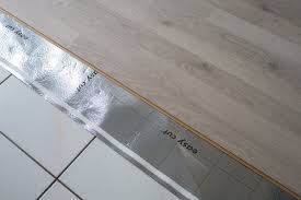 Erst wenn der untergrund vollständig trocken, eben und fest ist, kann das parkett auf den fliesen verlegt werden. Laminat Auf Fliesen Verlegen So Machen Es Profis