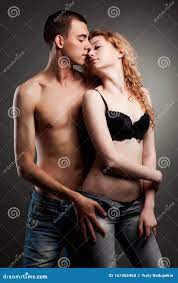 半裸的夫妻拥抱，做爱库存照片. 图片包括有容忍, 裸体, 女性, 男性, 欲望, 女用贴身内衣裤- 167456968