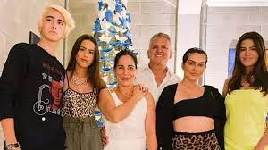 Il est issu d'une famille de six frères et sœurs. Em Familia Orlando Morais Lanca Plataforma De Lives Com As Filhas
