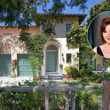The couple married on november 1, 1987, and divorced on october 17, 1990. Actress Geena Davis Lists Longtime L A Home For 6 Million Barron S