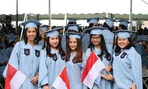 Ibu satu anak ini ingin memberikan motivasi kepada mereka yang bernasib sama dengan randi bachtiar. Sarah Gibson Kuliah Di Jarang Muncul Di Layar Kaca Ini 6 Potret Terbaru Agatha Chelsea Kuliah Di Australia Hot Liputan6 Com She Is Currently Assistant Teaching Professor In Composition At
