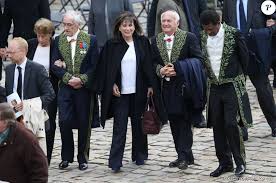 She hosted one of the most popular political shows for more than thirteen years on tf1, the largest european private tv channel. Yves Pouliquen Anne Sinclair Son Compagnon Pierre Nora Et Dany Laferriere Lors Des Obseques Nationales D Alain Decaux A L Hotel National Des Invalides Le 4 Av Purepeople
