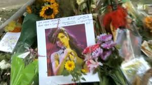 Virgin records signed, released and broke some of the world's most cutting edge and influential music artists over several decades. International Familie Und Promis Am Grab Von Amy Winehouse Glanz Gloria Srf