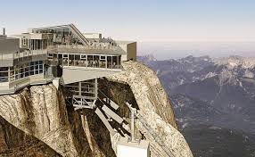 Der kran für die arbeiten an der bergstation der neuen bahn überragt den gipfel. Garaventa Building Record Breaking Tram In Germany Lift Blog