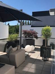 Pflanzkubel Auf Dachterrasse Terrasse Und Balkon Mit Pflanzkubeln Gestalten Auf Balkon Dachterrasse Gesta In 2020 Dachterrasse Dachterrasse Pflanzen Terrasse