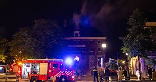 Het dak van de woning aan de diezerkade wordt verwijderd. Restaurant In Zwolse Binnenstad Getroffen Door Brand Zwolle Destentor Nl