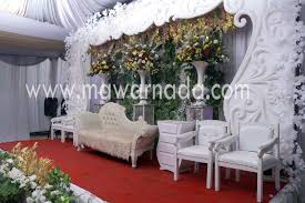 Bahkan, kehadirannya bisa dikreasikan begitu rupa untuk makin menyemarakkan suasana pesta. Dekor Resepsi Pernikahan Di Rumah Design Rumah Minimalisss