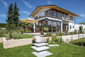 Haus Leingarten Der Strahlend Weisse Putz Sowie Die Modernen Akzente Durch Anthrazitfarbene Fensterrahmen Und Das Balkongelander A Haus Bauen Haus Style At Home