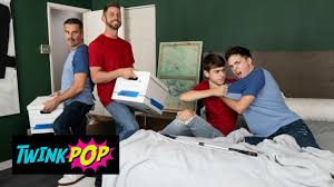 TWINKPOP - Joey Mills se arrastra Into su padrastro Mitch el dormitorio de  Cox y lo atrae a ser follada