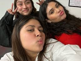 Esha Reyes's Instagram, Twitter & Facebook