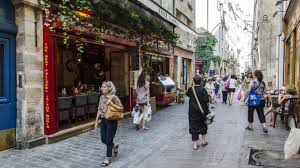 Marais est un quartier animé avec 99 % d'appartements et 1 % de maisons. Le Marais Profite A Fond Du Retour En Grace Du Commerce Parisien Seloger Bureaux Commerces
