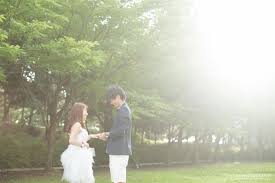 大阪 結婚式 前撮り 自然なポーズで二人で過ごす和やかな休日 ロケーションフォト 結婚式 前撮り 結婚式の写真撮影