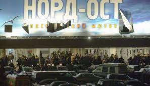 Пятнадцать лет назад, 23 октября 2002 года, в 21:15 в здание театрального центра на дубровке ворвались вооруженные люди в камуфляже, прибывшие на трех микроавтобусах. 15 Let Nazad Terroristy Zahvatili Nord Ost Eto Odin Iz Krupnejshih Teraktov V Istorii Rossii Meduza