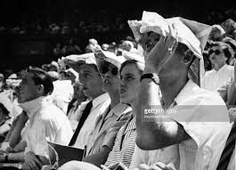 Équipe de france de football) represents france in men's international football and is controlled by the french football federation, also known as fff. Les Spectateurs D Un Match De Foot Se Couvrent La Tete Avec Des News Photo Getty Images
