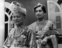 Pada 16 ogos 1972, bank negara malaysia menerima ejaan baru bahasa malaysia dalam pencetakan wang kertas sementara reka bentuknya kekal. Borneo Mungkin Masih Ramai Yang Belum Tahu Siapakah Facebook