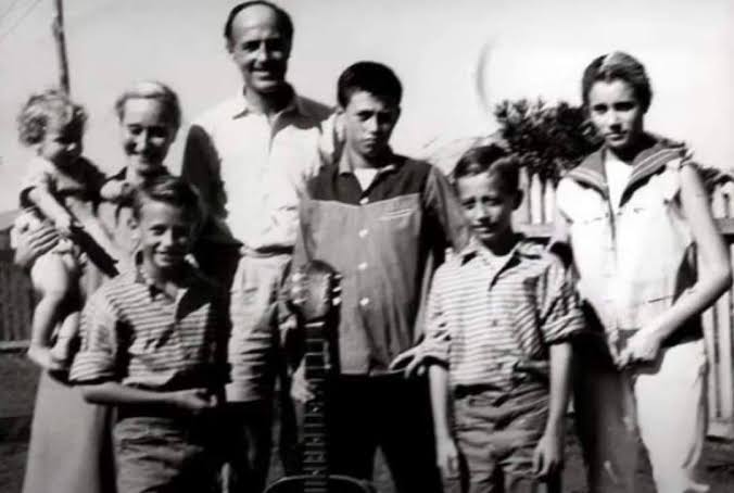 Bee Gees family photo in Australia
