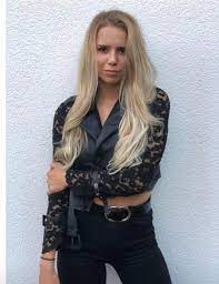 Bei der em setzt er ein wichtiges zeichen. Das Ist Die Neue Freundin Von Manuel Neuer Anika Bissel 19 Ehefrau Nina Am Boden Zerstort Promiwood