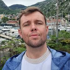 Aaron Benjamin Jones (@aaronjonesbiz)