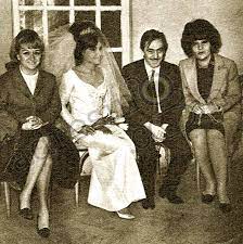 Aydemir akbaş, 1964 yılında evlendiği eşi tiyatro oyuncusu beyhan benek'le iki kez boşanmış, üç kez evlenmiştir. Aydemir Akbas Evlendi Tozlu Magazin