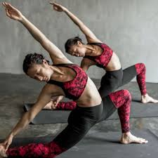 The company has 491 stores internationally, and also sells online. Lululemon Eroffnet Erstes Studio Im Store Nicht Nur Fur Mitglieder