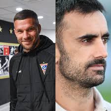 Lewą nogę masz dobrą, lepszą niż moja, gabloty masz pełne trofeum…ale głowę  kolego masz pustą. Idiotą nie da się zostać, idiotą trzeba się urodzić.  Całe życie Piast Gliwice. Dziękuję kapitanie”