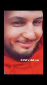 Omar Montes se pelea con los guantes de boxeo a Borja Escalona. Boxeando o  Omar Montes con el saco