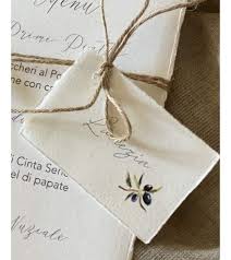 Queste partecipazione matrimonio ulivo eleganti e moderne sono scelta la giusta per un matrimonio tipicamente mediterraneo per gli amanti degli spazzi aperti e del verde. Segnaposto Rametti Ulivo