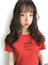 コテ巻きお任せください 仕上げの際 かわいい巻き方教えます シースルーな前髪と 重ためロングで絶対かわいい ファッションアイデア フェミニン スタイル