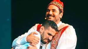 يختار الفنان التشكيلى أحمد حمدى موديل / نموذج من فتيات الليل كى تعمل أمامه، إنها زينب محاولاً أن يطبق صورة الضياع لهذه الشخصية على حالة الضياع المسماة فى لوحته التى سوف يشترك بها فى أحد المهرجانات الدولية، مع التردد على أتيليه أحمد، تبدأ زينب فى الإحساس. Ù…Ù† Ù…Ø¤Ù…Ù† ÙˆÙ„Ø¨ÙŠØ¨ Ù„Ù€Ø§Ù„Ù…Ù„Ø§Ùƒ Ø§Ù„Ù†Ø§Ø¦Ù… Ø£Ø­Ù…Ø¯ Ø¹Ø² Ø¬Ø§Ø¨Ø± Ø®ÙˆØ§Ø·Ø± Ø§Ù„Ù…Ø´Ø§Ù‡ÙŠØ± ÙˆØ¬Ù…Ù‡ÙˆØ±Ù‡ ÙÙ† ÙˆØ«Ù‚Ø§ÙØ© Ø§Ù„ÙˆØ·Ù†