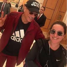 انت تشارك غرفة نومك و ربما فراشك مع شخص ليس فقط غريبا عنك بل غريب عن بلدك و لغتك و عاداتك و عقيدتك. Ø´ÙŠØ±ÙŠ Ø¹Ø§Ø¯Ù„ ØªÙ†Ø´Ø± ØµÙˆØ±Ø© Ù„Ù‡Ø§ Ø¨ØµØ­Ø¨Ø© ÙØ§Ù†Ø¯Ø§Ù… ÙÙ† ÙˆØ«Ù‚Ø§ÙØ© Ø§Ù„ÙˆØ·Ù†