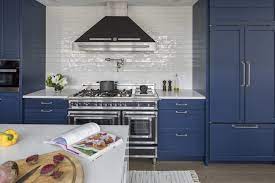 These 13 inspiring kitchens featuring and these 13 inspiring blue backsplashes look so striking, they'll make you want to redo your kitchen as soon as this the bold and rich color really complements the brass faucet and cabinet hardware. How To Style Blue Kitchen Cabinets In 2020 On Roomhints Com
