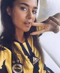 1991 yılının şubat ayında dünyaya gelen güzel oyuncu bursa, i̇negöl doğumludur. Bensu Soral Fenerbahce Super Lig International Facebook
