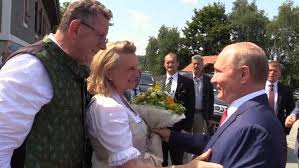 Der russische präsident wladimir putin hat am samstag der hochzeit von außenministerin karin kneissl (fpö) mit dem unternehmer wolfgang meilinger in der südsteiermark beigewohnt. Osterreichs Aussenministerin Karin Kneissl Die Undiplomatin Der Spiegel