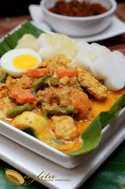 Sebelum nak buat kuah lontong / lodeh ni kenalah masak dulu nasi impit sebab ambil masa lama jugak nak masak tu kan. Resepi Kuah Lontong