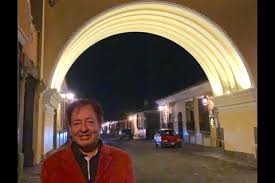 En entrevista para archivo digital colima, la estrella de 55 años de edad reveló que se encontraba en la mencionada ciudad de vacaciones, aunque rápidamente también reveló que contraería matrimonio. El Actor Sammy Perez Se Pasea Por Guatemala