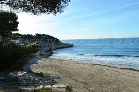 Outre les scénarios bon enfant, les fans sont aussi séduits par les décors sauvages et les plages paradisiaques. Plage Sainte Croix La Couronne Serie Camping Paradis Martigues 13 Bouches Du Rhone Paca Plages Tv