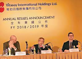 維他奶國際集團有限公司(vitasoy international holdings ltd., 0345.hk, 簡稱：維他奶國際)股價周一創下香港上市以來最大單日跌幅。中國消費者正在呼籲抵制維他奶，原因是該公司在一份內部通知中向一名員工的家人致以慰問，這名員工在刺傷一名香港警察後自殺。 ç¶­ä»–å¥¶åœ‹éš› æ±‚çœŸç™¾ç§'