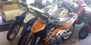 Modifikasi diatas adalah motor satria fu yang lama yang 2 tak dengan modifikasi trail dan modifikasi ini sangat cocok dengan sentuhan mirip motor cross nahhh kalau pun anda punya motor ini atau yang lainnya yang 2tak dari pada di buang boleh bisa di bentuk modifikasi dengan motor trail. Pasaran Harga Suzuki Satria 2 Tak Termurah Masih Ada Rp 2 Jutaan