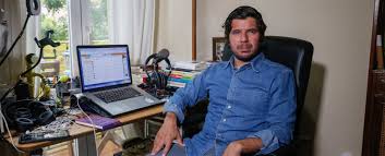 Renato Cisneros lanza 'El mundo que vimos arder', una novela sobre “el  desarraigo y cómo nunca aprendimos las lecciones de la guerra”