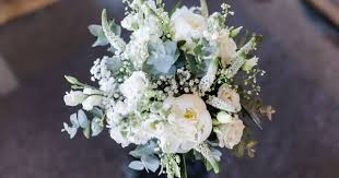 Eine Traumhafte Hochzeit Auf Gut Diepensiepen Brautstrausse Brautstrauss Weiss Blumenstrauss Hochzeit