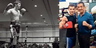 Αν κάνετε μια βόλτα στο τετράγωνο που μένετε και ρωτήσετε τους περαστικούς «ποιος είναι ο αντώνης χριστοφορίδης;», το πιθανότερο είναι κατά μεγάλο. O Ellhnas Pygmaxos Poy Ekane Ton Silbester Stalone Na Toy Ypokli8ei Kontraseolous