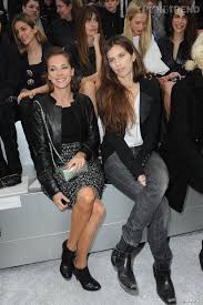 Pour agrémenter le soleil radieux et le cadre campagnard charmant, mélissa theuriau a ajouté ces quelques mots : Melissa Theuriau Et Maiwenn Devant Poppy Delevingne Et Caroline Sieber Chez Chanel Etonnant Puretrend