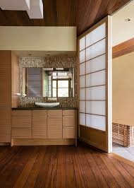 La Porte Coulissante Salle De Bain Nous Fait Decouvrir Ses Avantages Japanese Sliding Doors Shoji Doors Contemporary Bathroom Designs