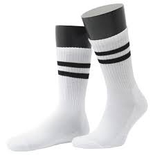 Die tennissocken sind ein hingucker und als solcher werden sie auch gestylt. Bio Tennissocken Organic Cotton Weiss Verschiedene Farben Kleidungsladen Faire Mode Lifestyle Nachhaltig Einkaufen Sozial Fair