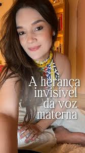 A pesquisadora Ruth Feldman demonstrou que a voz da mãe regula  profundamente o corpo da criança: reduz cortisol, libera ocitocina e ativa  áreas cerebrais ligadas à emoção e ao apego. , Essa é uma ...