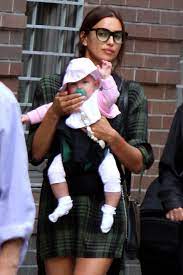 Irina shayk is a 35 year old russian model. Bradley Cooper Und Irina Shayk Das Erste Babyfoto Von Lea De Seine Ist Da Vogue Germany