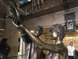 Princes william and harry will unveil a new statue of their mother, princess diana in the garden of diana's former london home at kensington palace. Harrods Shoppers Anger At Qatari Owners Decision To Remove Diana Statue Arab News