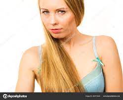 Junge Lange Haare Blonde Frau Kleine Brüste Tragen Auf Weiß -  Stockfotografie: lizenzfreie Fotos © Voyagerix 464773444 | Depositphotos